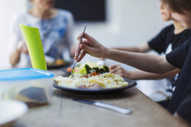 Крупним планом сім'я їсть за обіднім столом — стокове фото
