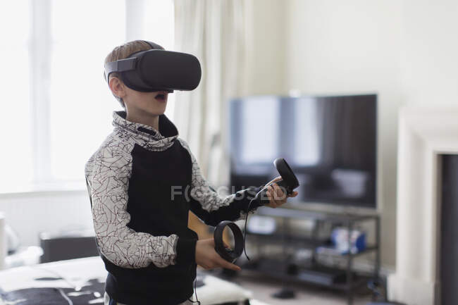 Menino jogando jogo de vídeo com óculos VRS — Fotografia de Stock