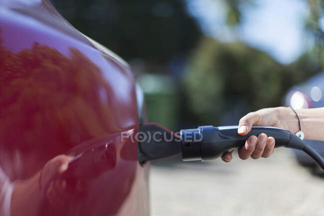Fechar mulher recarregar carro elétrico — Fotografia de Stock