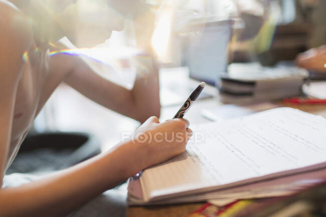 Nahaufnahme Junge Hausaufgabenbetreuung — Stockfoto