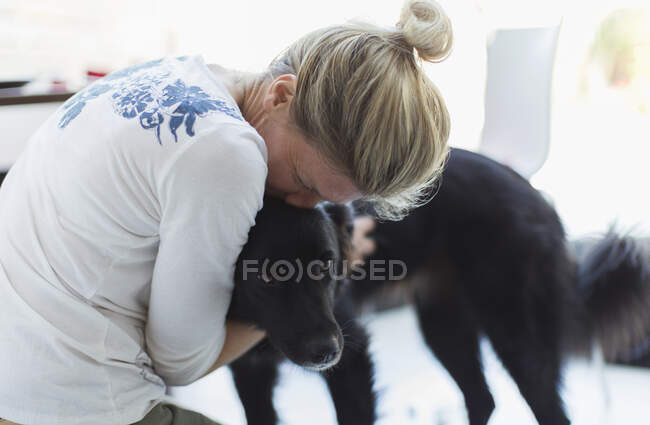 Femme affectueuse étreignant chien — Photo de stock