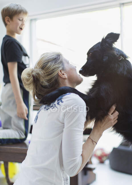 Ласковая женщина с собакой — стоковое фото