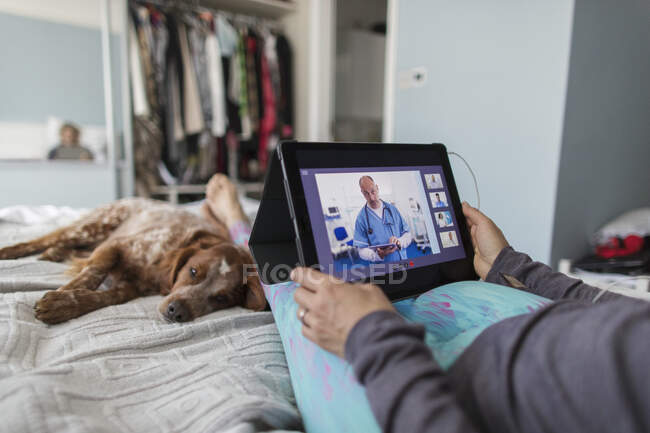 Mulher vídeo conversando com médicos no laptop de casa — Fotografia de Stock