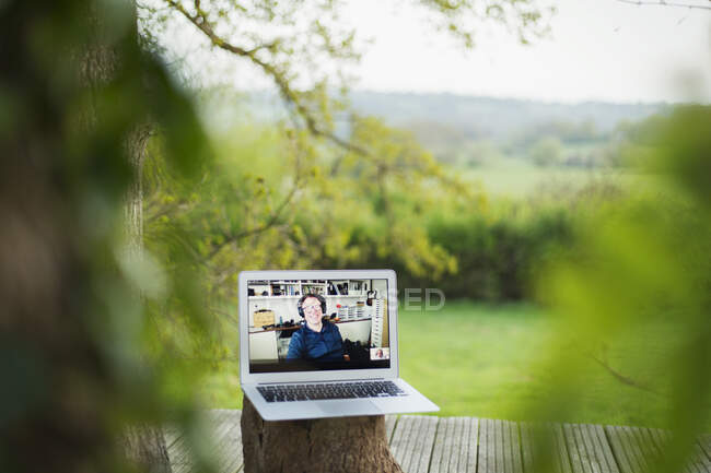 Колеги відео балачки на екрані ноутбука на балконі — стокове фото