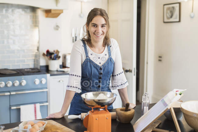 Porträt selbstbewusstes Teenager-Mädchen beim Backen in der Küche — Stockfoto