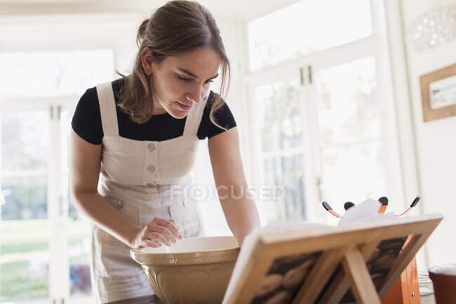 Teenage girl baking in kitchen — Stock Photo