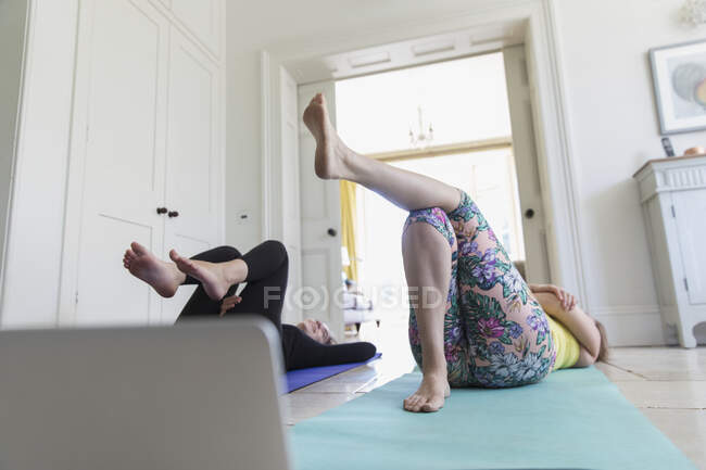 Mutter und Tochter nehmen Yoga-Kurs zu Hause — Stockfoto
