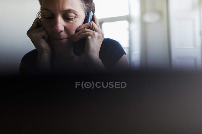 Femme parlant au téléphone — Photo de stock