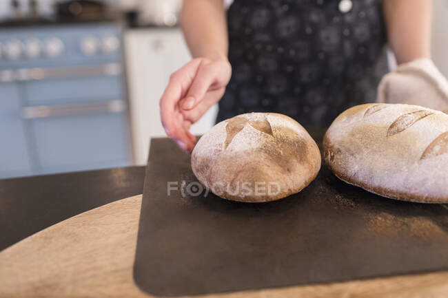 Primer plano de pan horneado casero fresco - foto de stock