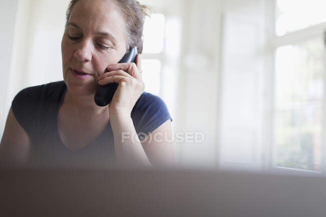 Жінка розмовляє по телефону — стокове фото