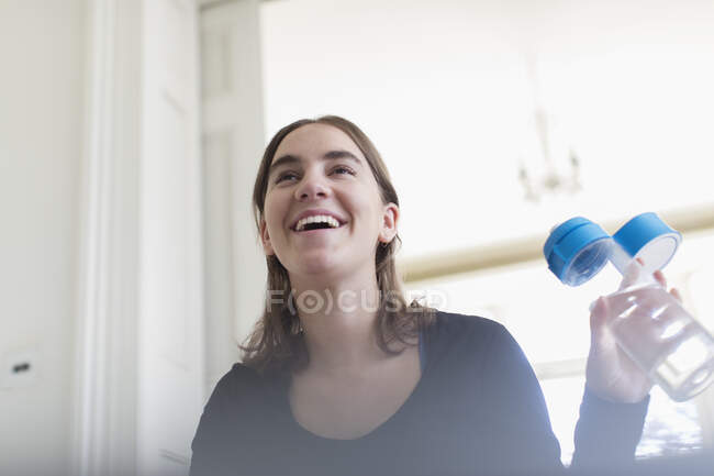 Щаслива дівчина-підліток п'є воду — стокове фото