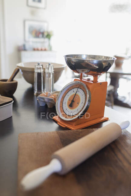 Balança de cozimento e equipamentos no balcão da cozinha — Fotografia de Stock