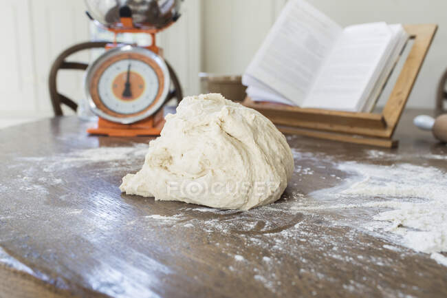 Dough on floured surface in kitchen — Stock Photo