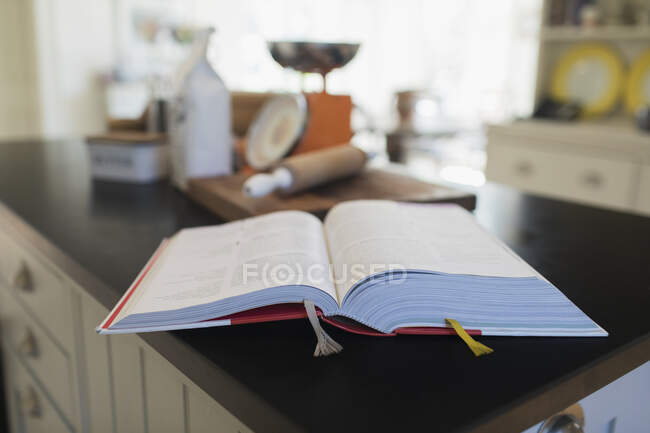 Книга открыта на прилавке кухни — стоковое фото