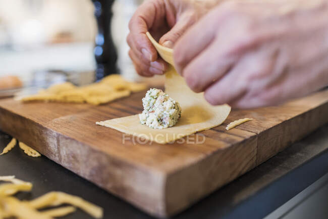 Close up donna rendendo freschi ravioli fatti in casa — Foto stock