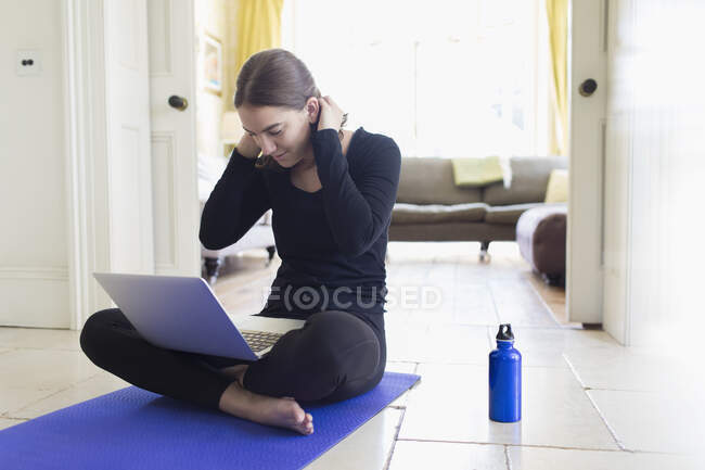 Adolescente pratiquant le yoga en ligne avec ordinateur portable — Photo de stock