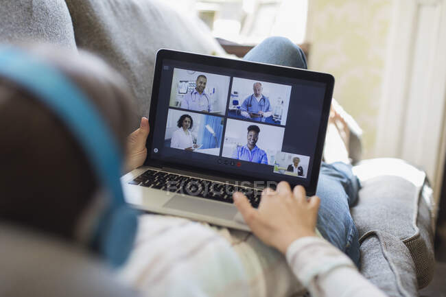 Відео чат жінки з лікарями в ноутбуці з дому — стокове фото