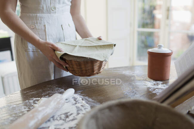 Adolescente menina prova massa de farinha na cesta — Fotografia de Stock