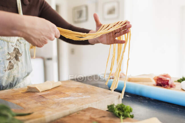 Close up mulher fazendo massa caseira fresca na cozinha — Fotografia de Stock
