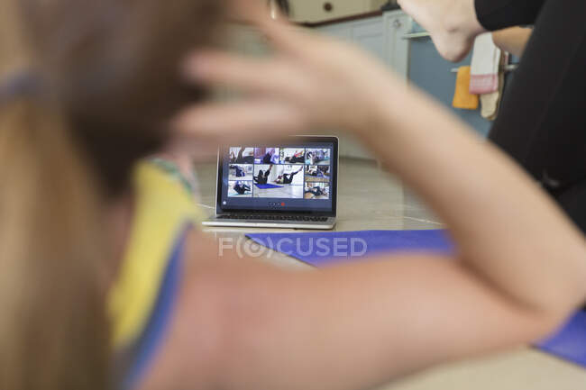 Mulher exercendo online com laptop — Fotografia de Stock