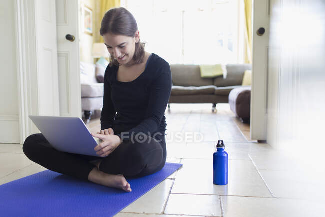 Menina adolescente tendo aula de ioga on-line com laptop — Fotografia de Stock