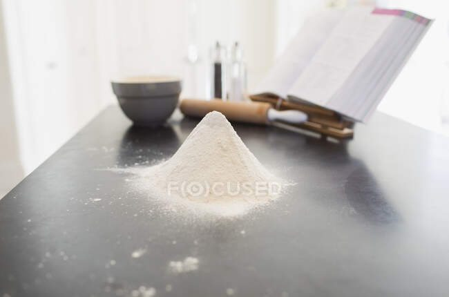 Flour heap on kitchen counter — Stock Photo