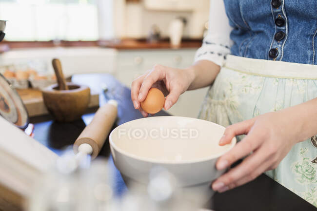 Primer plano adolescente hornear en la cocina - foto de stock