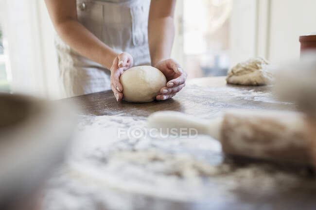 Mulher preparando massa na cozinha — Fotografia de Stock