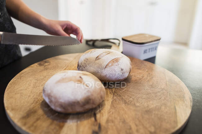 Close up fresh baked bread on cutting board — Stock Photo