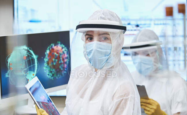 Portrait femme scientifique confiante recherchant le coronavirus — Photo de stock