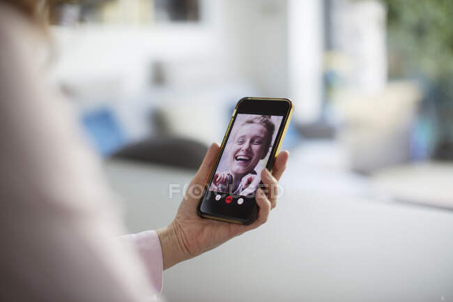 Las mujeres felices de chat de vídeo con el teléfono inteligente - foto de stock