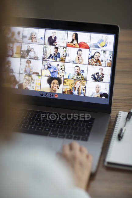 Colleghi videoconferenza sullo schermo del computer portatile — Foto stock
