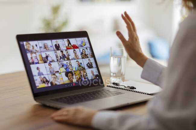 Amigos videoconferência na tela do laptop — Fotografia de Stock