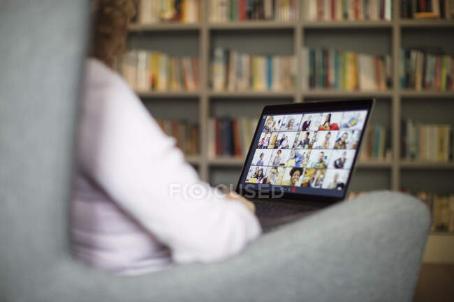Colegas de videoconferência na tela do laptop — Fotografia de Stock