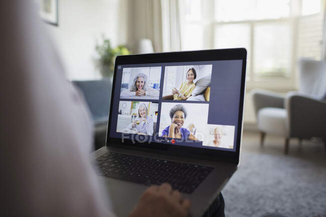 Vidéo-conférence pour femmes âgées sur écran d'ordinateur portable — Photo de stock