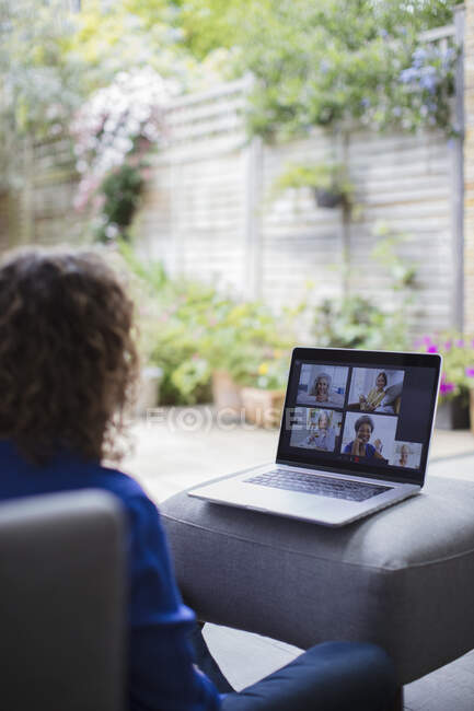 Mujeres mayores amigos videoconferencia en la pantalla del ordenador portátil - foto de stock