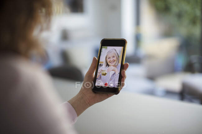Senior femmes vidéo bavardage sur écran de téléphone intelligent — Photo de stock