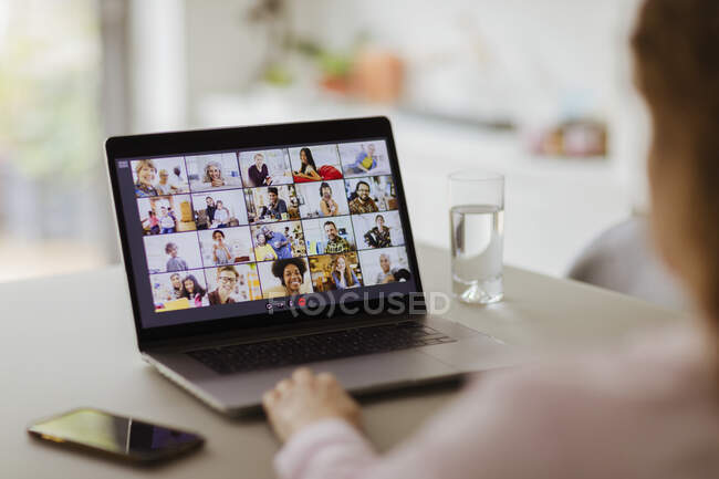 Colegas de videoconferência na tela do laptop — Fotografia de Stock