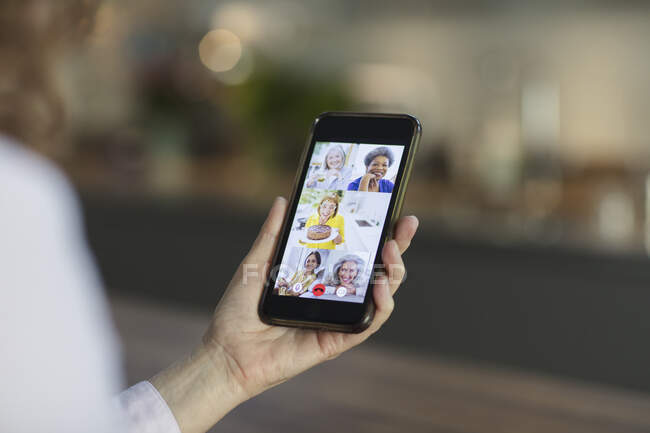 Senior women friends video chatting on smart phone screen — Stock Photo