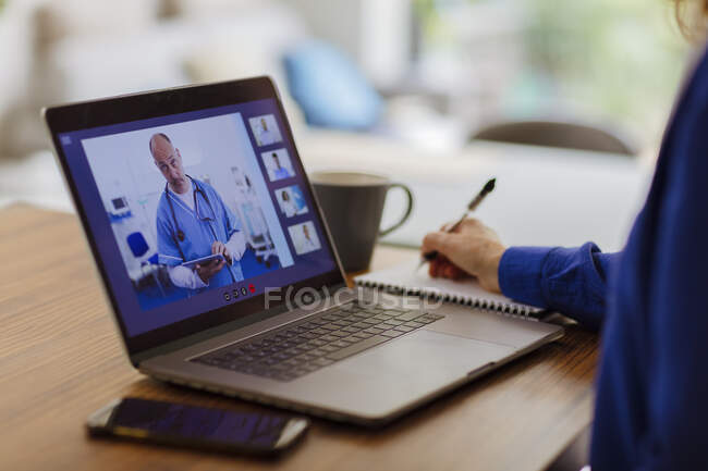 Video conferenza donna con medico sullo schermo del computer portatile — Foto stock