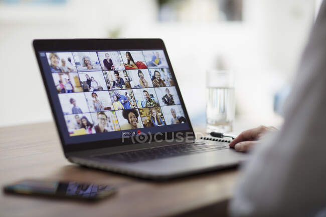 Колеги відеоконференції на екрані ноутбука — стокове фото