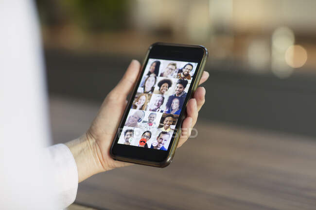 Videoconferencia de amigos en la pantalla del teléfono inteligente - foto de stock