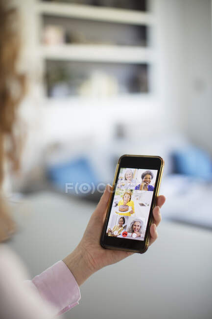 Senior women friends video conferencing on smart phone screen — Stock Photo