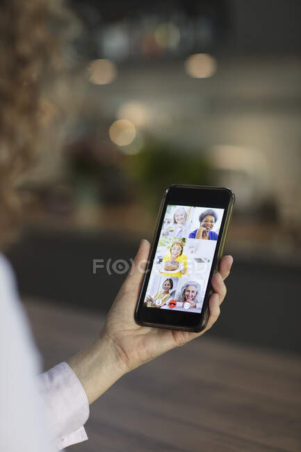 Mulheres seniores amigos vídeo bate-papo na tela do telefone inteligente — Fotografia de Stock