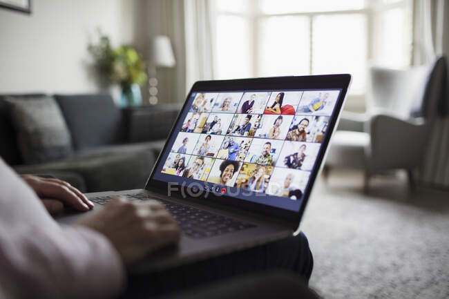 Colleghi videoconferenza sullo schermo del computer portatile — Foto stock