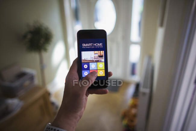 POV Mann greift von Smartphone auf Hausautomation zu — Stockfoto