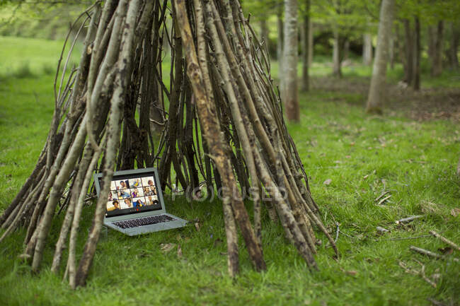 Videoconferenza sullo schermo del computer portatile in teepee ramo — Foto stock