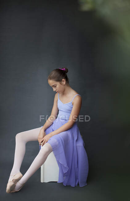 Балерина виставляє в студії — стокове фото