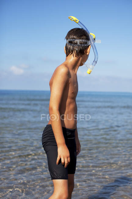 Хлопчик у сноркелі на пляжі — стокове фото