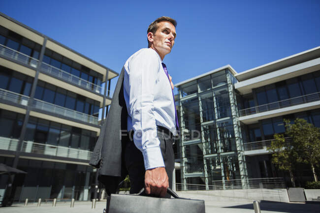 Бизнесмен, стоящий снаружи здания — стоковое фото